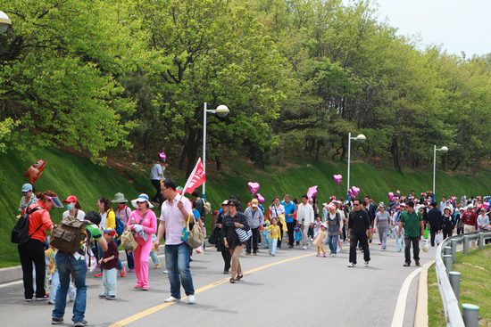 【野孩子俱乐部】欢乐六一之小鬼当家--带上粑